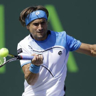 David Ferrer devuelve una bola a Tommy Haas.