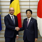 El primer ministro japonés, Shinzo Abe, recibe a su homólogo belga, Charles Michel.