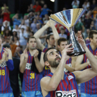 Juan Carlos Navarro levanta el trofeo que acredita al Barcelona como vencedor de la Supercopa.