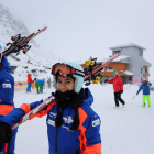 Dos esquiadoras, el primer día de apertura de San Isidro