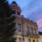 El edificio se ubica en el casco antiguo de Valencia de Don Juan haciendo esquina entre la calle Palacio y la plaza Eliseo Ortiz. DL