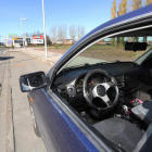 Destrozos en uno de los coches situados ayer en la avenida Galicia. ANA F. BARREDO