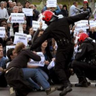 Agentes de la Erzaintza disuelven la marcha prohibida por la Audiencia Nacional.
