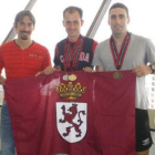 Los bomberos posan junto a sus medallas.