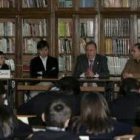 Javier Amoedo, tercero por la izquierda, ayer en la visita al colegio La Inmaculada de Ponferrada
