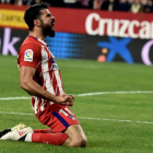 Diego Costa celebra el primer gol del Atlético ante el Sevilla. RAÚL CARO