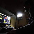 Un hombre revisa una página de apuestas deportivas en internet.