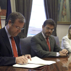 Silván, ayer, en la firma del acuerdo con el presidente de Adif, en presencia de Ana Pastor.