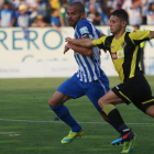 Yuri se lleva el balón en una acción del choque de vuelta de la tercera eliminatoria del play off de ascenso a Segunda División en El Toralín. L. DE LA MATA/ANA F. BARREDO