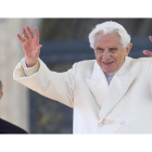 Benedicto XVI saluda a los fieles en la plaza de San Pedro antes de ofrecer la última audiencia pública de su pontificado.