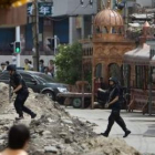 Un coche volcado tras los enfrentamientos en Urumqi.