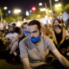 Manifestantes ante el Congreso, anoche, con un pañuelo en la boca para protestar contra la 'ley mordaza'.