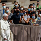 El papa Francisco saluda a los asistentes a la primera audiencia general con fieles tras seis meses debido a la pandemia. FABIO FRUSTACI