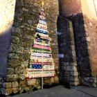 El abeto creado por los niños y niñas se encuentra en la torre medieval de la iglesia. DL