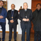 El padre Binod, el obispo auxiliar de Kanjirapally, Mar Jose Pulickal, y el obispo de León, Julían López, ayer en el Obispado DL