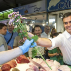 El candidato del PSOE, Pedro Sánchez, de precampaña en un mercado de Ibiza.