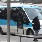 El autobús que cubre la Línea 3 de Ponferrada, en el intercambiador de autobuses de la avenida de Compostilla. L. DE LA MATA