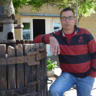 Martínez Yebra,en el patio desu bodega, apoyado enuna vieja prensa que ambienta y decora el entorno.