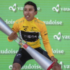 Egan Bernal, con la singular copa como vencedor de la Vuelta a Suiza.