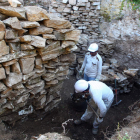 Operarios en las labores de limpieza del castillo de Vega