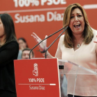 La presidenta andaluza y candidata a la Secretaría General del PSOE, Susana Díaz (d), durante el acto público que ha celebrado hoy en Gijón en busca del apoyo de la militancia asturiana.