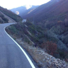 Uno de los tramos más peligrosos de la carretera que enlaza Páramo del Sil con Salentinos.