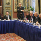 Mario Monti, primero por la izquierda, en la reunión que ha mantenido con sindicatos y empresarios.