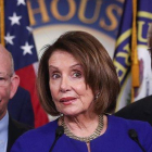 La líder de los Demócratas en la Cámara de Representantes, Nancy Pelosi, junto a otros diputados del partido, el pasado 22 de mayo.