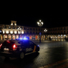 Un coche de la Policía Local, en la Plaza Mayor. FERNANDO OTERO