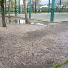 El patio del colegio público de Compostilla sufre durante todo el invierno una constante acumulación de charcos y barro. AMPA