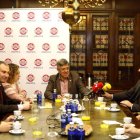 Cayetano Franco, en el centro, durante el desayuno de trabajo en la sede de Abanca, principal patrocinador del club. MARCIANO PÉREZ