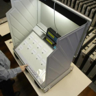 Un empleado municipal revisa una máquina de voto electrónico durante las pasadas elecciones presidenciales francesas.