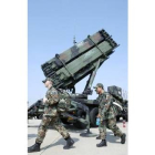Soldados de EE.UU. pasan frente a misiles en Corea del Sur