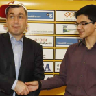 Vasili Ivanchuk y Anish Giri se saludan en el Club de Prensa del Diario de León antes de comenzar hoy el Magistral de Ajedrez.