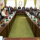 Celebración de un consejo de gobierno en la Universidad de León.
