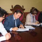 Guillermo Méndez y Conchi López, rubricaron ayer el convenio de colaboración.