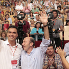 Pedro Sánchez y Alfredo Pérez Rubalcaba reciben el aplauso de los delegados asistentes al congreso extraordinario.