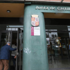 Usuarios a las puertas de las oficinas de la Junta de Castilla y León en Ponferrada, ayer.