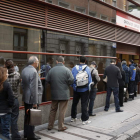 Cola en el exterior de la oficina del INEM en la calle Evaristo San Miguel, en Madrid.