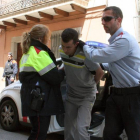 Los Mossos custodian uno de los detenidos en las puertas de los Juzgados de Sant Feliu de Guíxols.