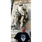 Miguel Ángel Martín ante la estatua de Cervantes. A la izquierda, ilustración del Quijote.
