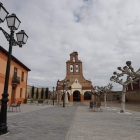Castilfalé celebra este sábado la fiesta de la Santa Cruz, una tradición que se guarda desde hace dos siglos, cuando el entonces párroco Juan Díaz Caneja regaló a la localidad un fragmento de la Cruz en la que murió Jesús. La cofradía de la Vera Cruz vuel