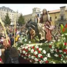 Miles de niños acompañan a la Borriquilla desde San Marcelo a la Catedral después de que el obispo bendijera los ramos y destacara a los pequeños como los únicos protagonistas.