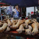 Una comerciante vende carne de perro en un mercado tradicional en una popular calle de la ciudad de Yulin. WU HONG