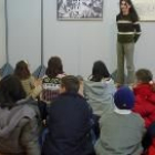 La profesora explica a los alumnos la importancia de cada uno de los personajes del cuadro