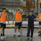 Isidoro Martínez da indicaciones a sus jugadores durante el entrenamiento de ayer.