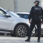 Imagen de archivo de un agente de la Policía Municipal de Ponferrada en pleno servicio. L. DE LA MATA