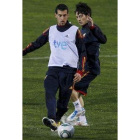Busquets y Silva, durante el entrenamiento de la selección.