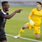 Vinicius rozó levemente un centro de Mendy que el portero del Sevilla coló en su portería. J. M. VIDAL