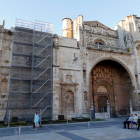 Los andamios han comenzado a tapar la fachada del parador de San Marcos. RAMIRO